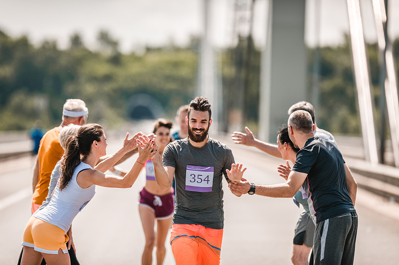 世俱杯2025-运动员拼尽全力，向着胜利冲刺终点