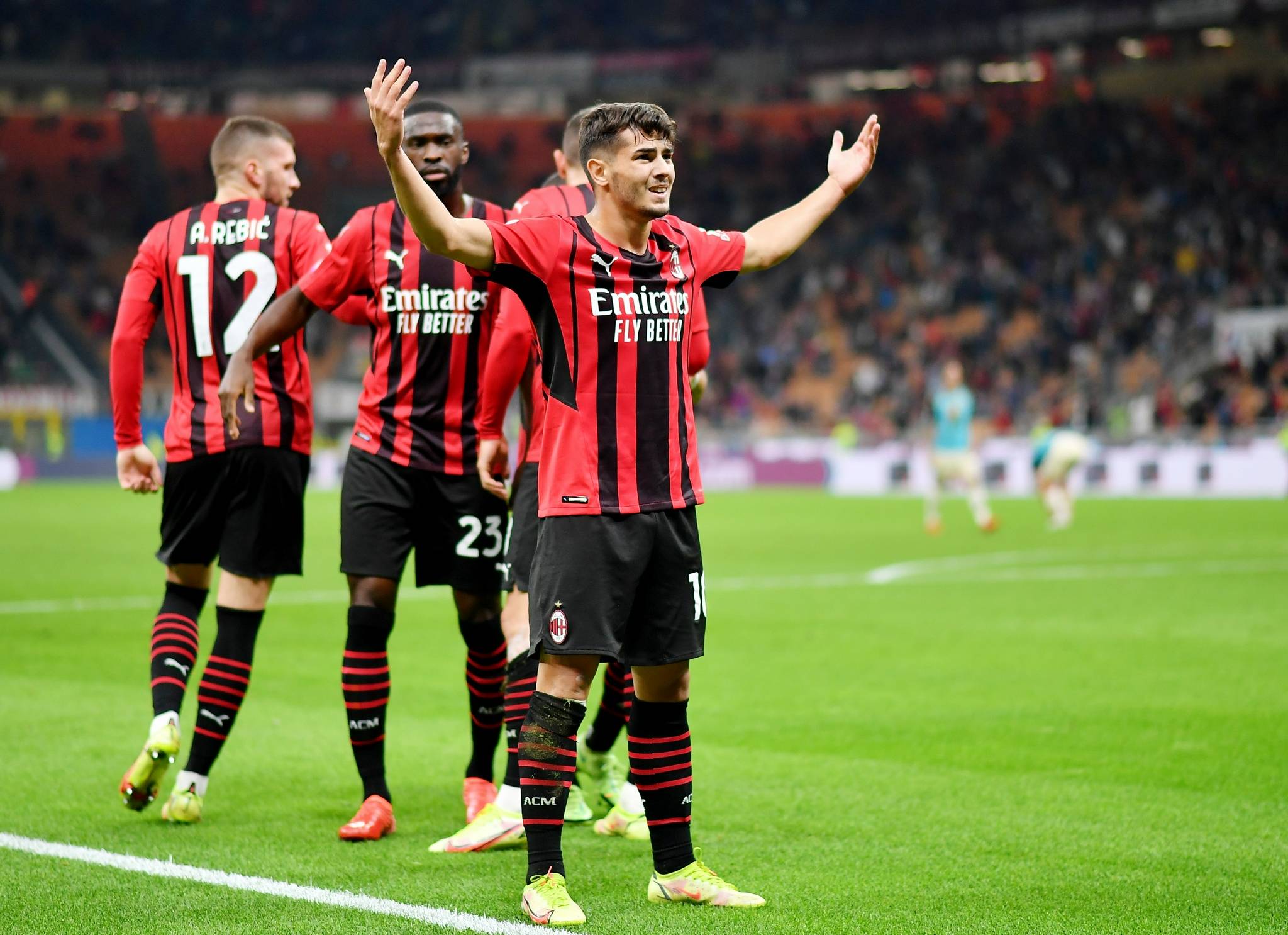 关于AC米兰在比赛中苦战取胜，提升排名的信息