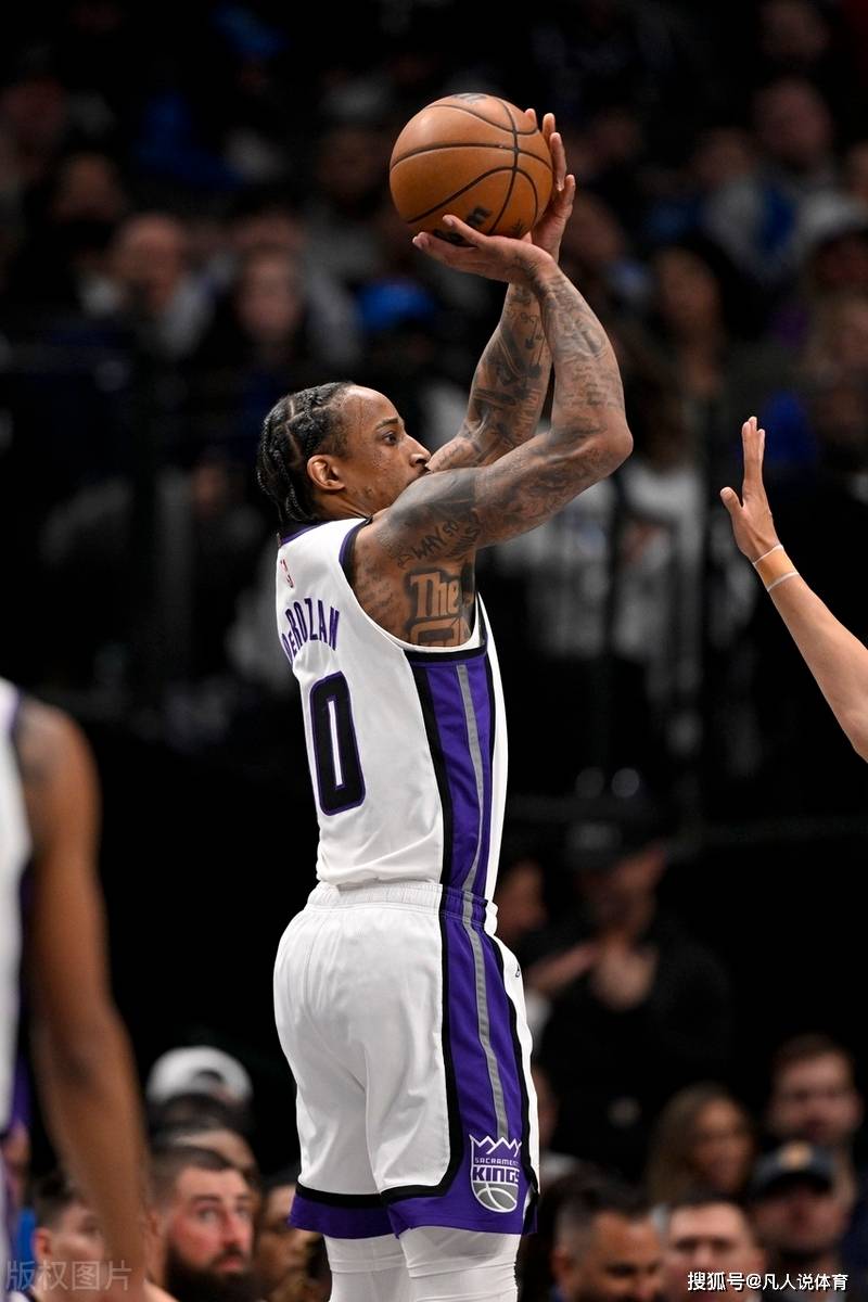 马刺主场战胜独行侠，德罗赞独揽分