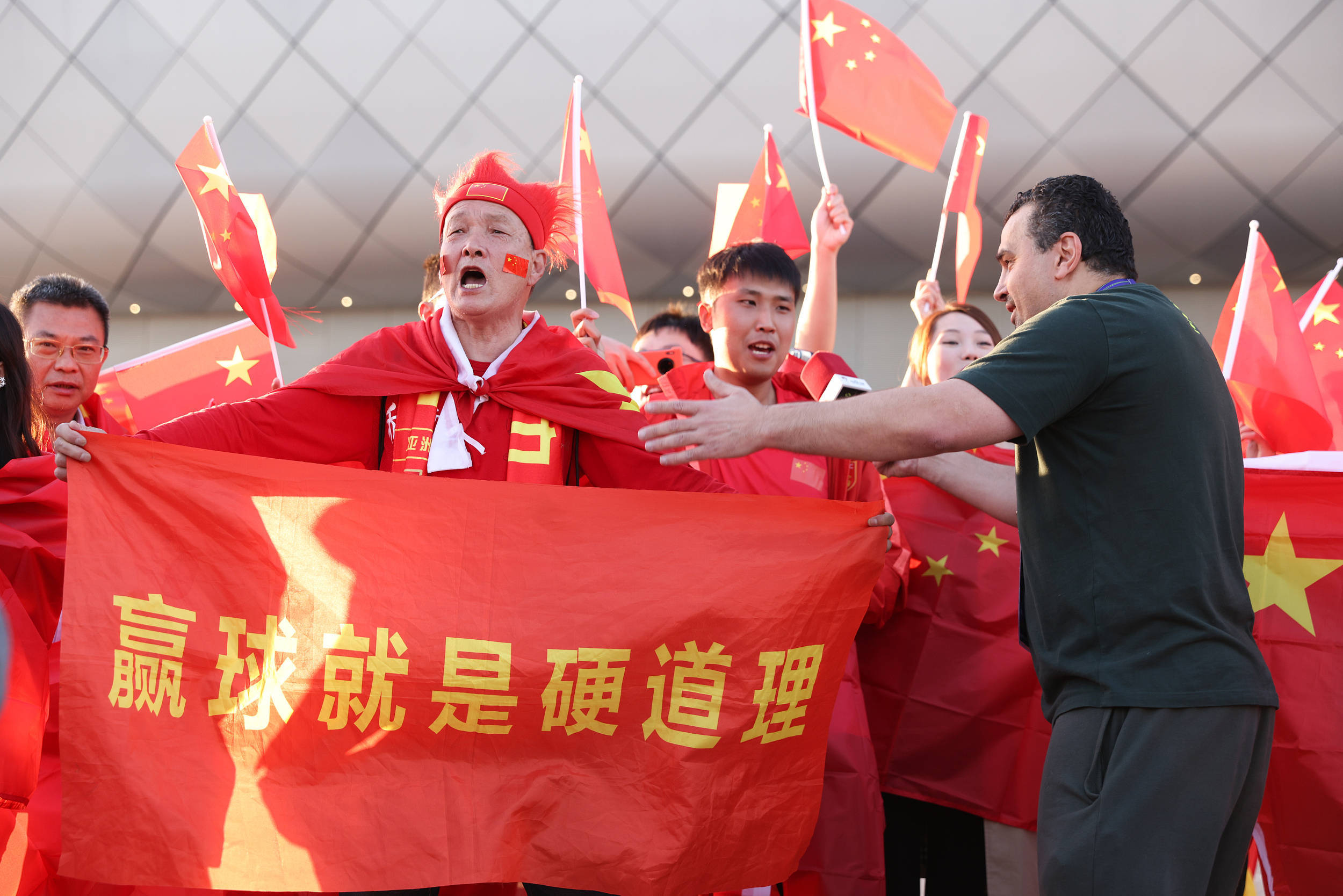 现场球迷为球队加油助威，双方皆发挥出色