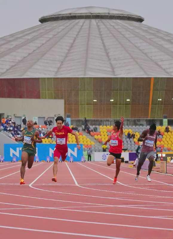 田径比赛冠军诞生，选手夺魁欢腾之际