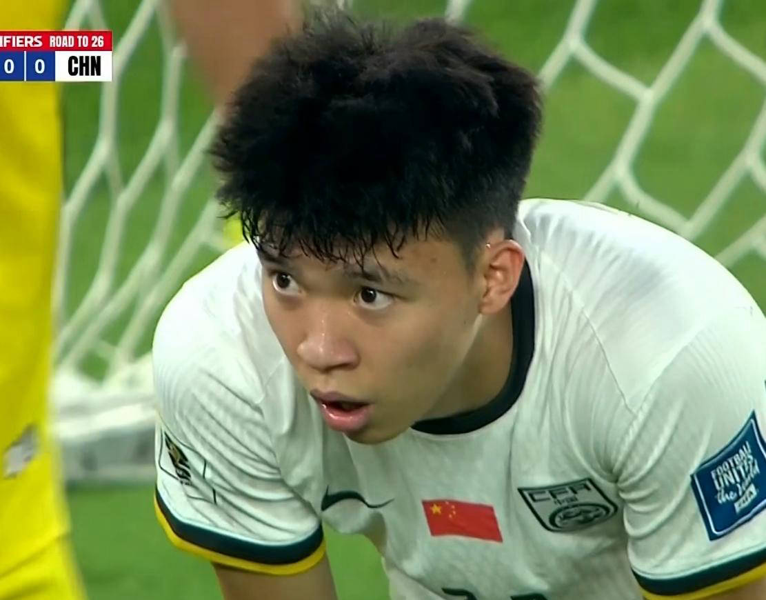 足球比赛中球员努力争取进球，场面火爆