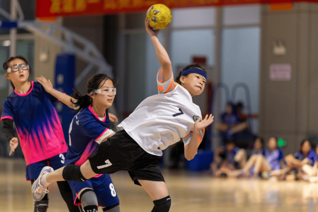 热血竞技场上火爆开幕，赛事壮观激动人心