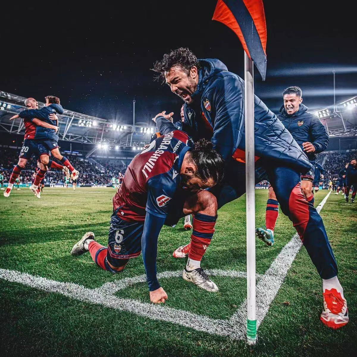 世俱杯参赛资格-汉堡球队突破困境，全取三分