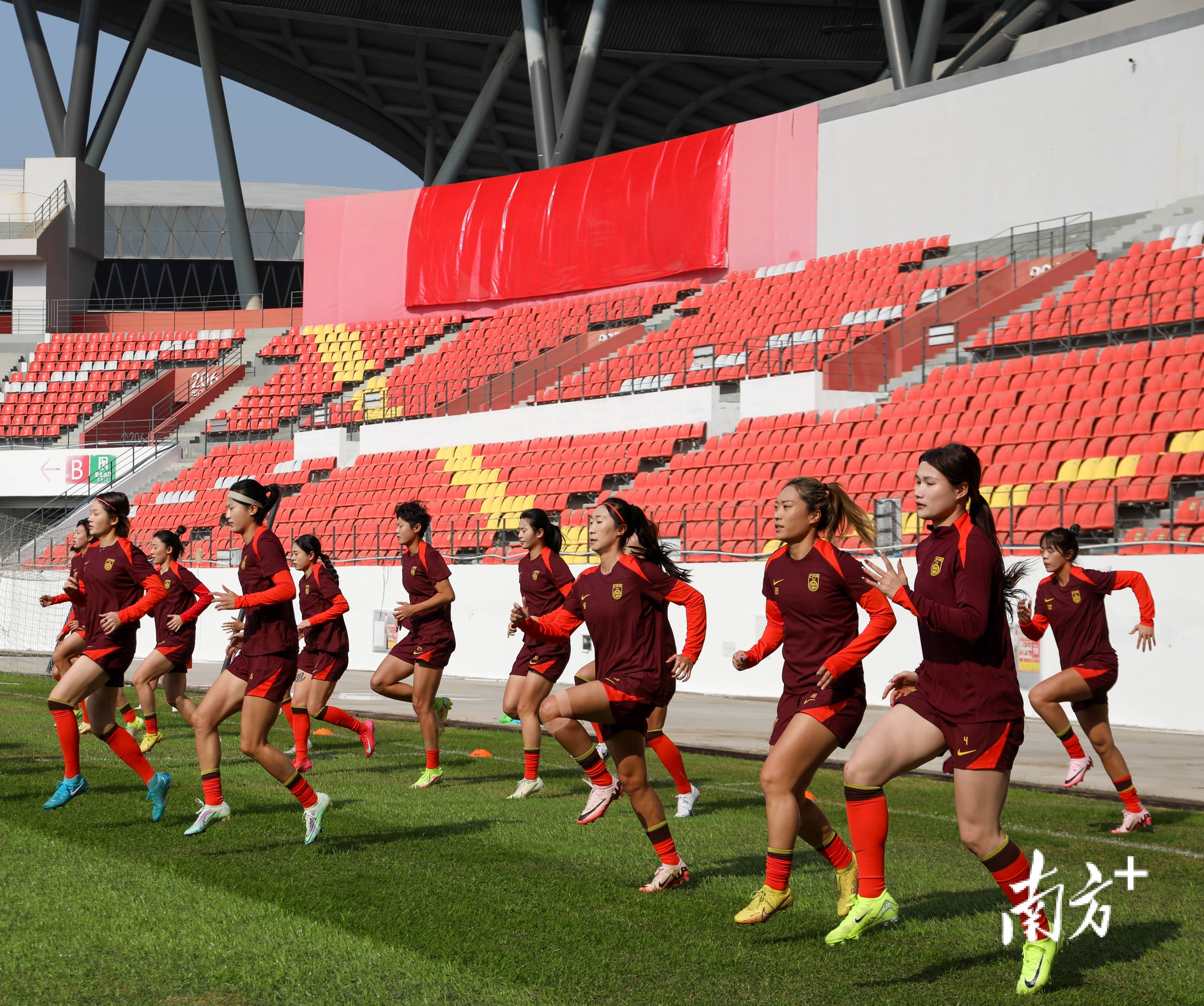 接连得分：女足球员连续进球助团队取胜