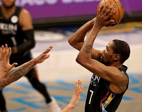 世俱杯时间-雄鹿队对阵篮网队，取得胜利