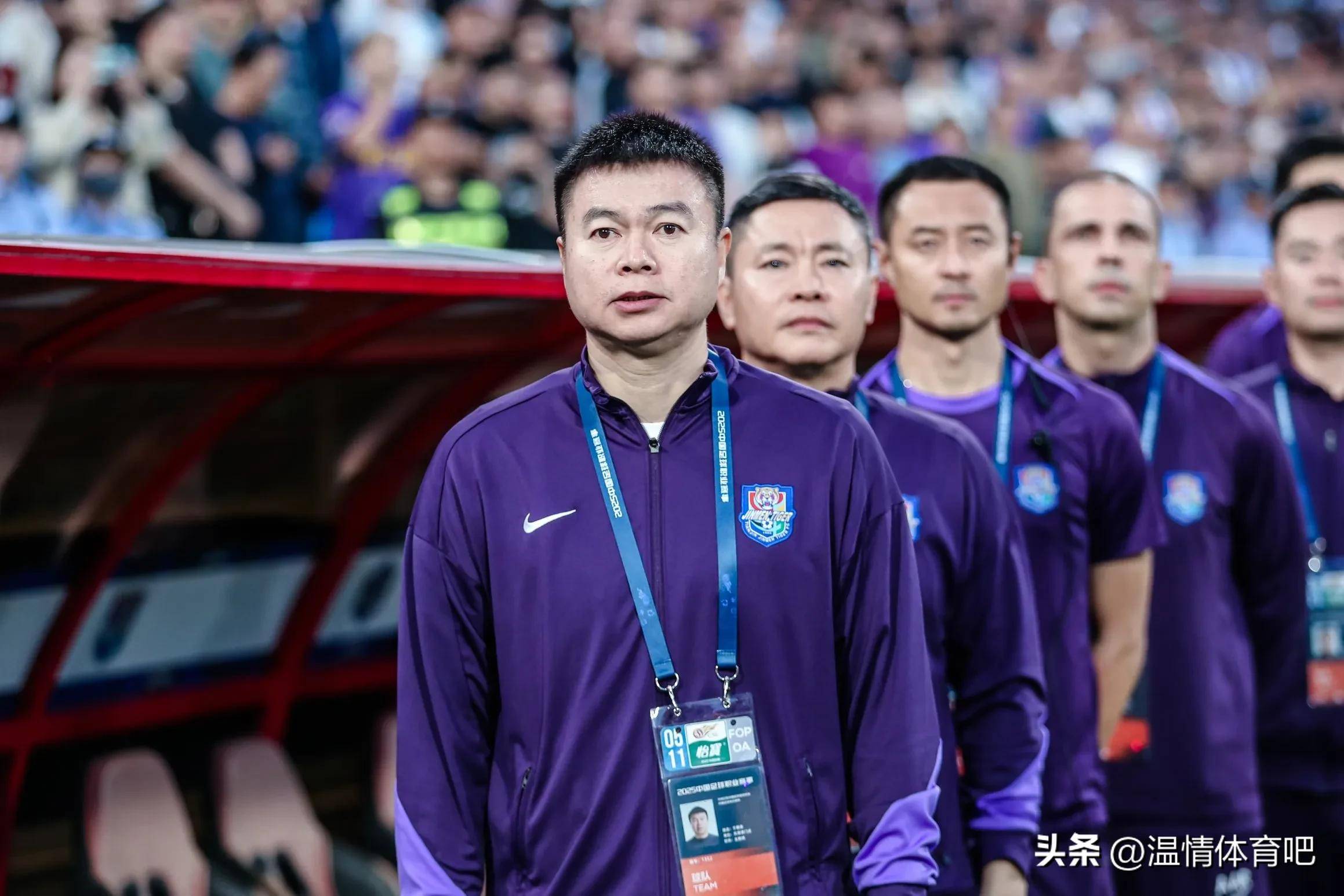 战绩不济的球队换帅，新教练将如何重振士气迎来好转