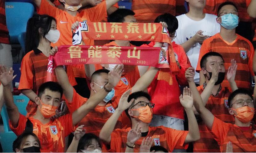 热情球迷观战体验高潮，赛场气氛热烈感人