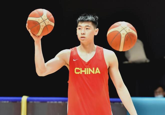 包含篮网险胜新疆队，赵继伟刷新纪录的词条